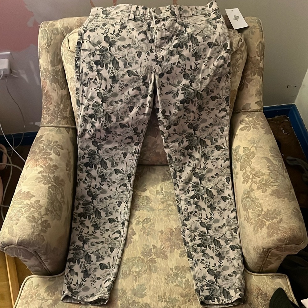 NWT J Brand printed Mid Rise Capri size 28